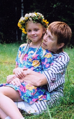  Mari Tarand koos pojatütre Johannaga igasuvisel pärjaga pildil. Fotoperekonnaarhiivist - pics/2004/MariTarand 2.jpg